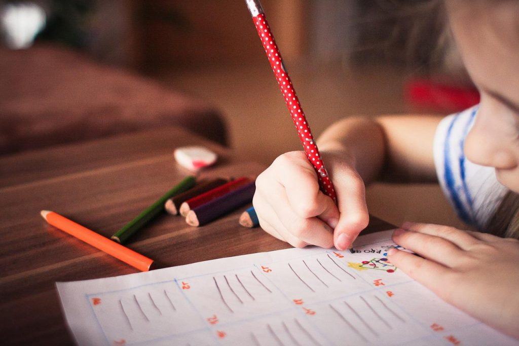 Méthode Montessori pour Apprendre à Écrire